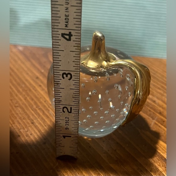 VTG Crystal Clear Glass Apple w/ Brass Metal Leaf Paperweight Controlled Bubbles - Picture 12 of 13